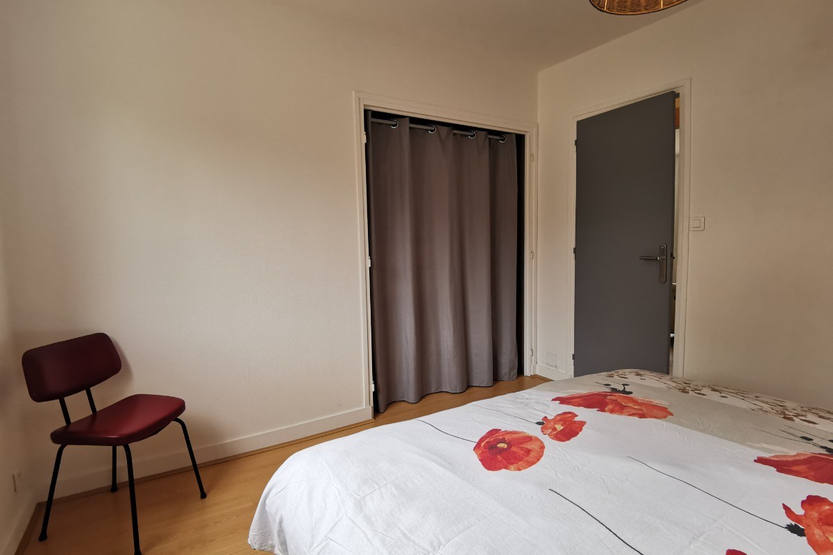 Chambre 1 avec placard penderie