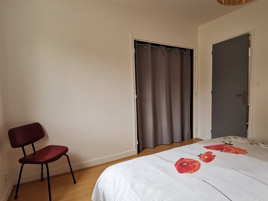 Chambre 1 avec placard penderie