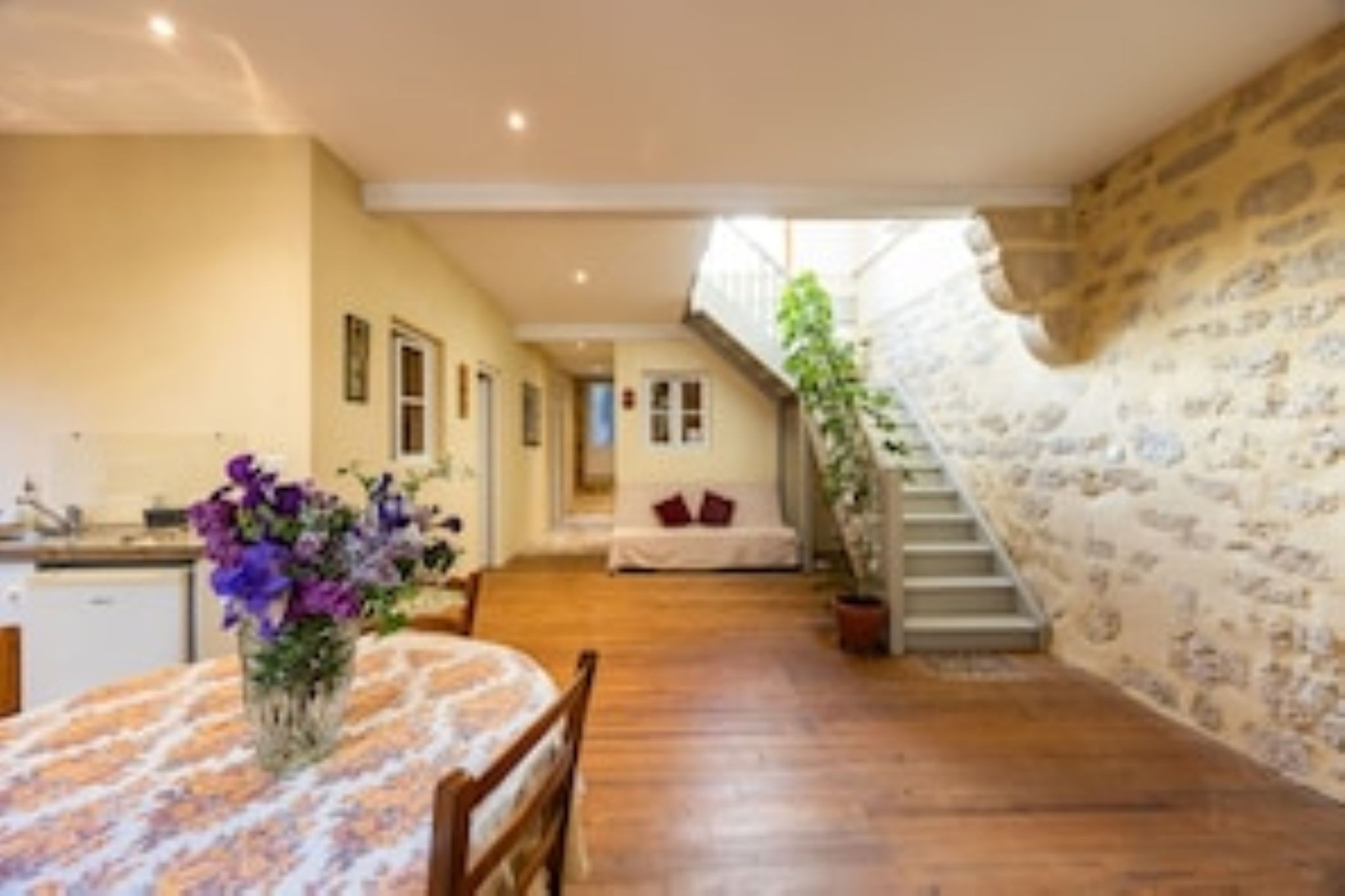 L'escalier qui mène au salon avec télévision et la terrasse pour plus de confort de la chambre d'hôtes à Bazas en Gironde