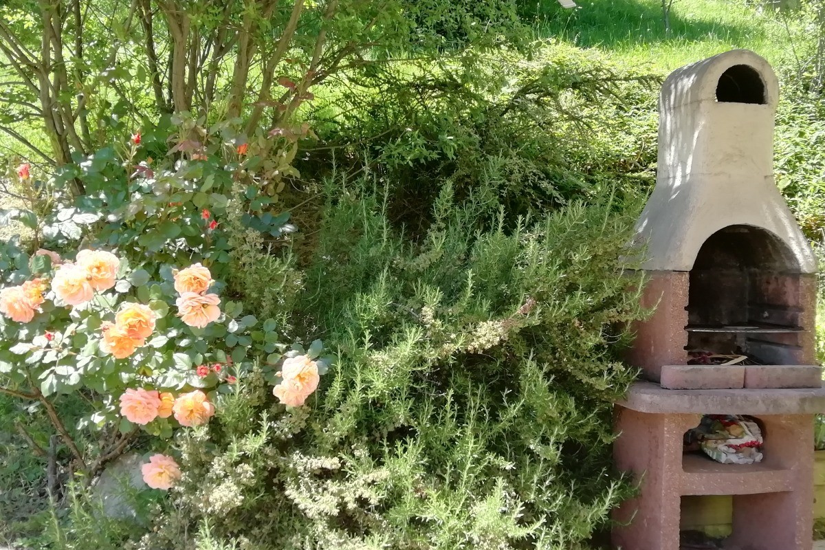 Barbecue à côté de la terrasse sud-ouest.