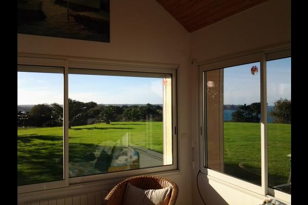 LE MARREC Location Trélevern vue mer depuis l'espace salon