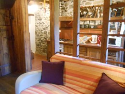 Coin canapé agréable devant cheminée