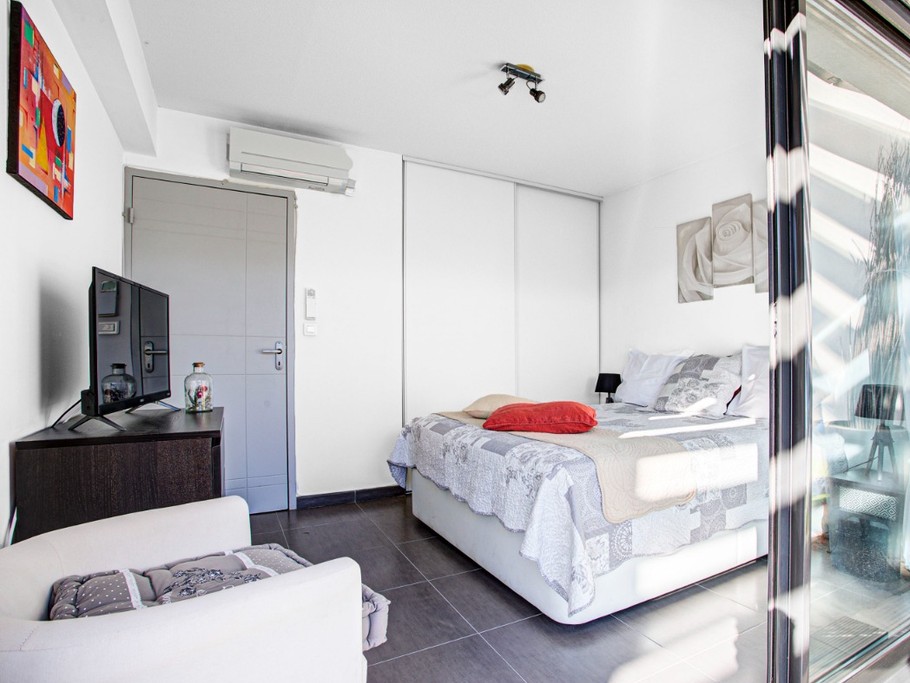 Autre perspective de la chambre, donnant sur le Golf... avec nouvelle clim