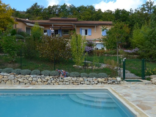 La maison vue de la piscine