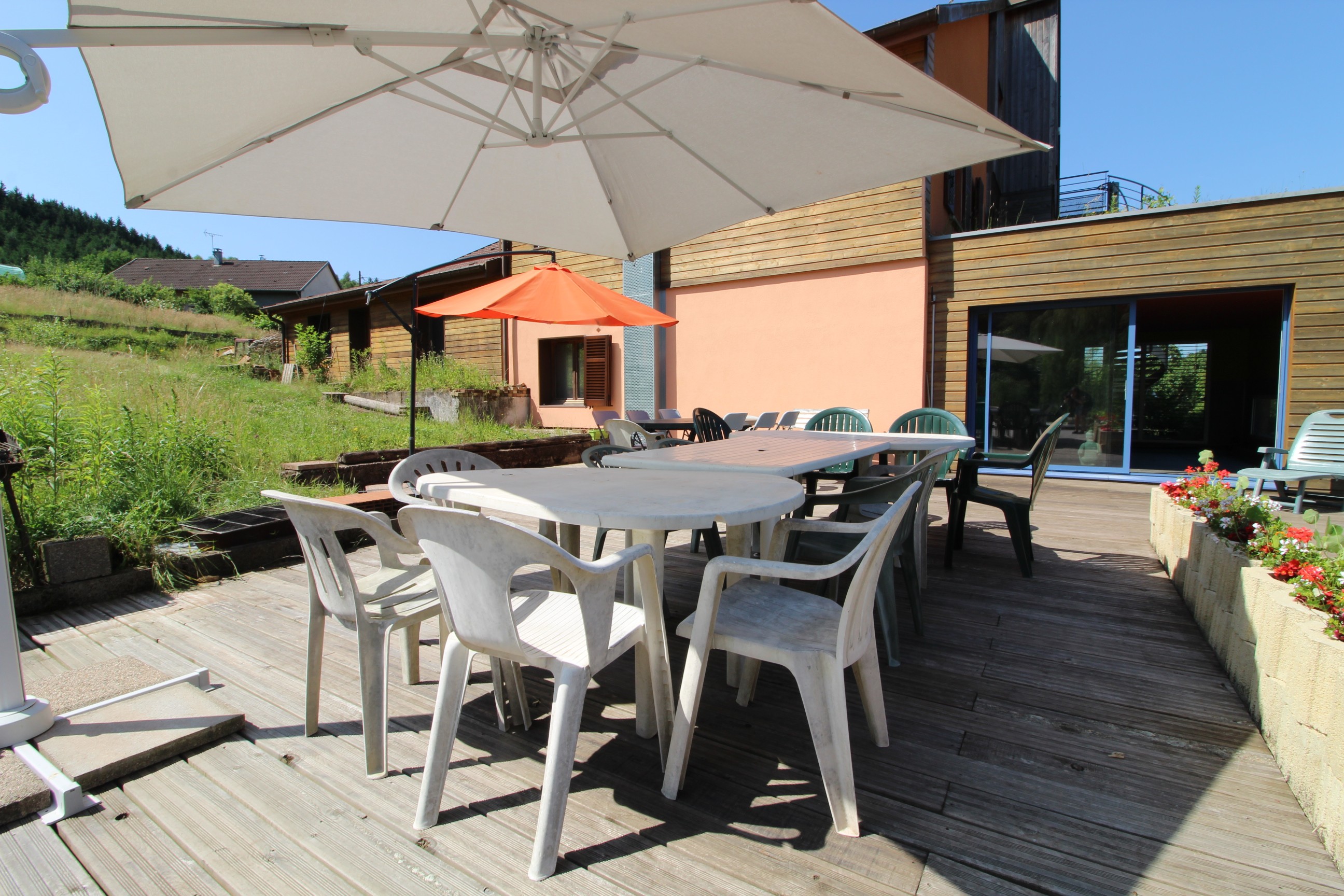 Terrasse - Ecogîte Saint-Prayel à Moyenmoutier – Gîte de groupe avec piscine, sauna, jeux