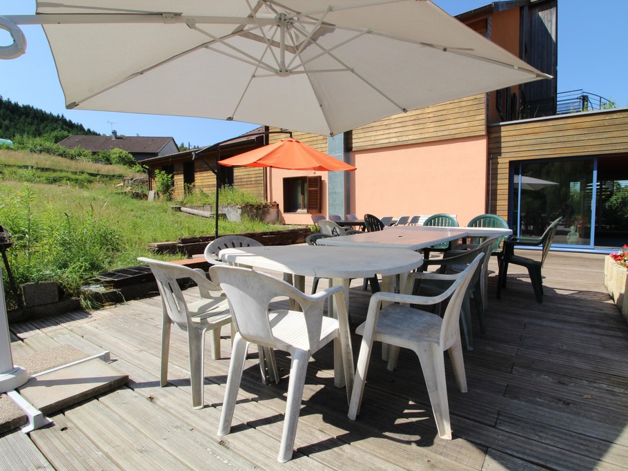 Terrasse - Ecogîte Saint-Prayel à Moyenmoutier – Gîte de groupe avec piscine, sauna, jeux
