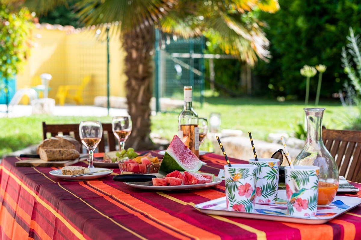 détente et partage autour de la table, au calme