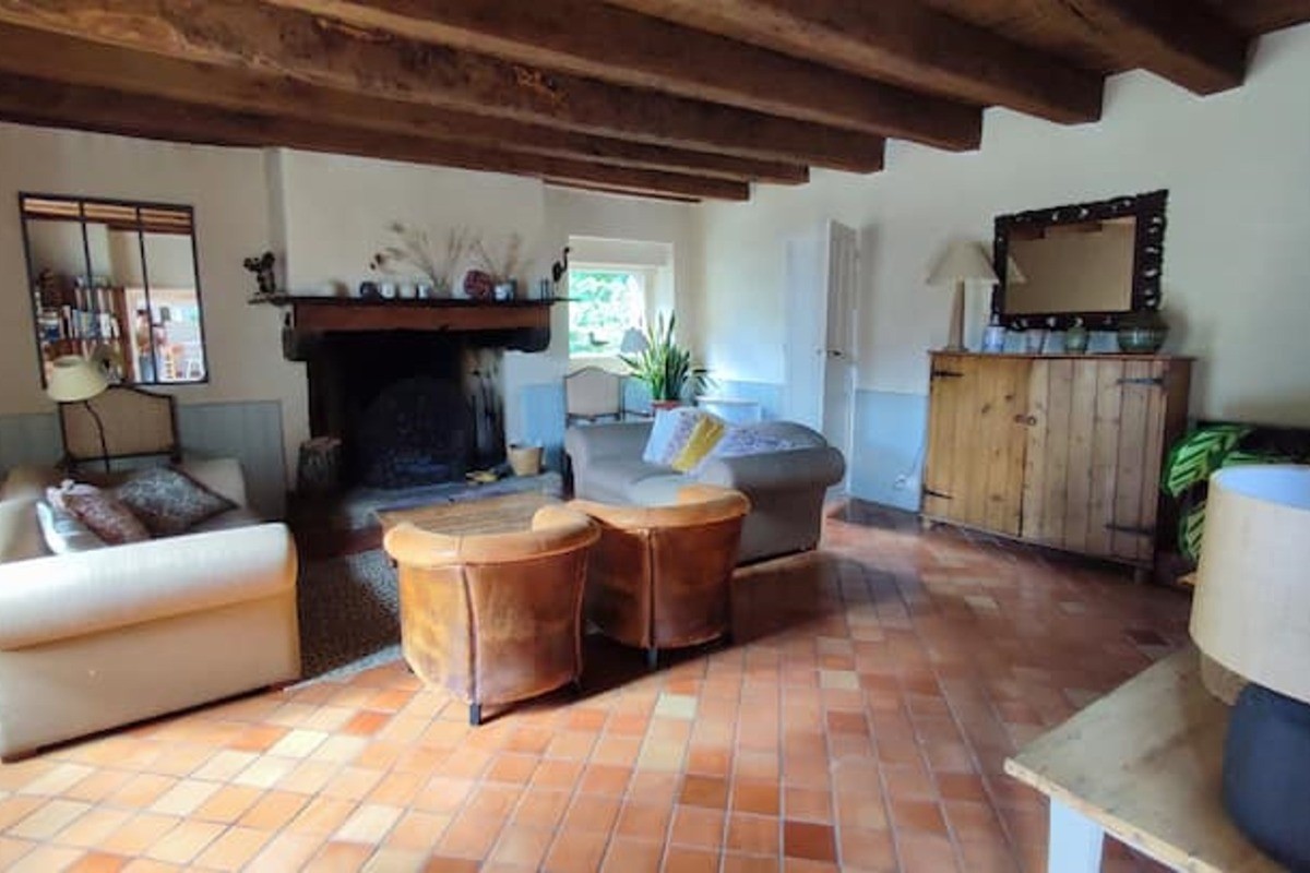 Chambre suite parentale à l'étage (lit 180 cm ou 2 lits 90 cm), avec bureau et salle d'eau attenante (douche grande dimension). 
Crédits photo :  Mégane ARNAL