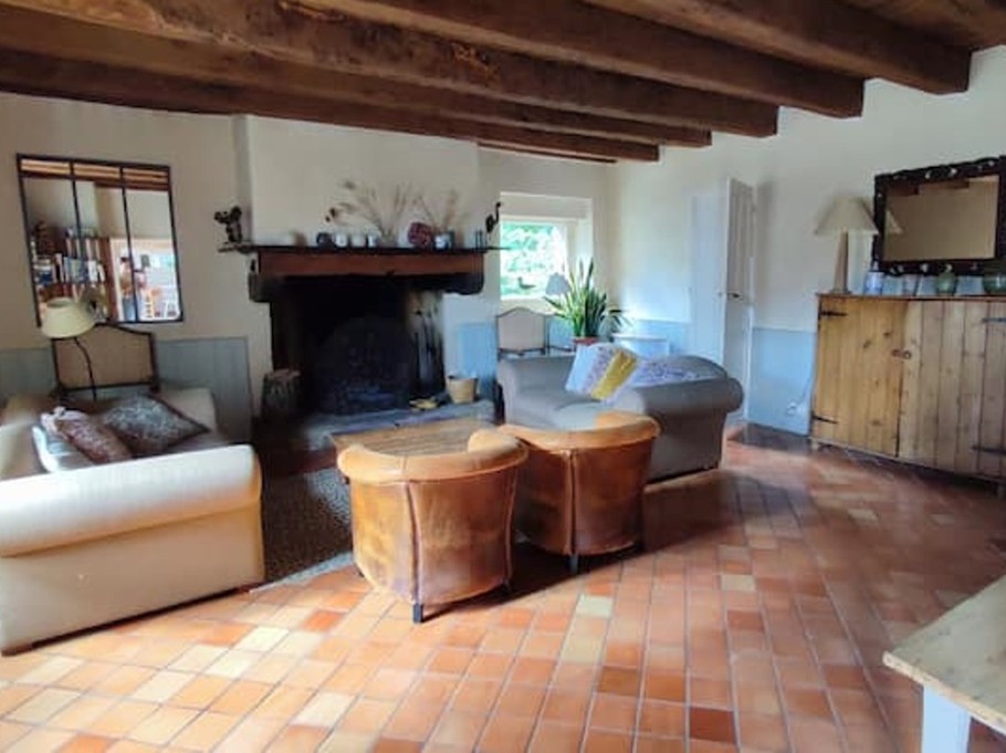 Chambre suite parentale à l'étage (lit 180 cm ou 2 lits 90 cm), avec bureau et salle d'eau attenante (douche grande dimension).
Crédits photo : Mégane ARNAL