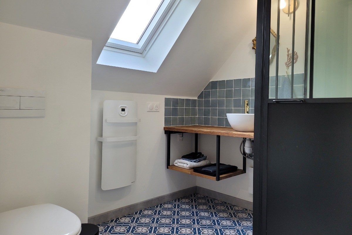 Location de vacances, Clévacances, Kerkohann, deuxième salle d'eau avec douche et WC à l'étage