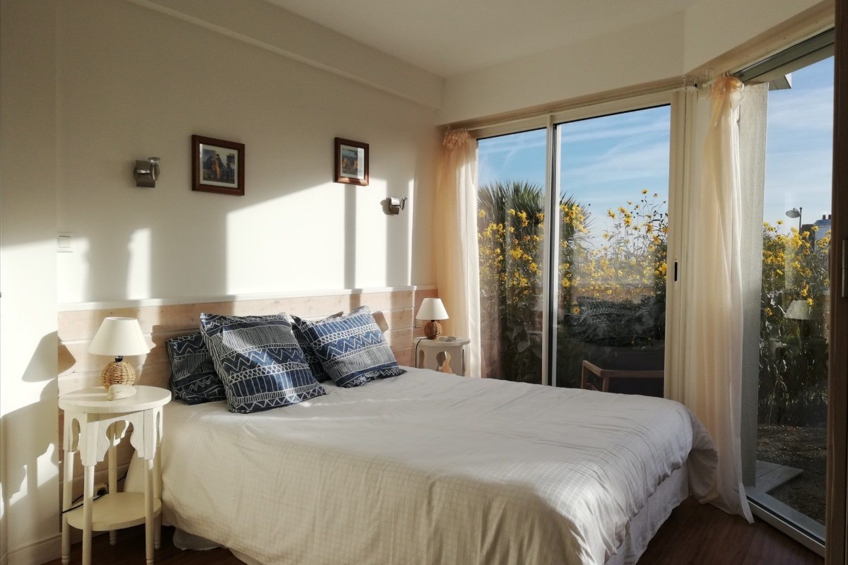 chambre au RDC avec lit 160 et salle d'eau intégrée