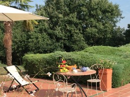 Près de la piscine, le petit déjeuner