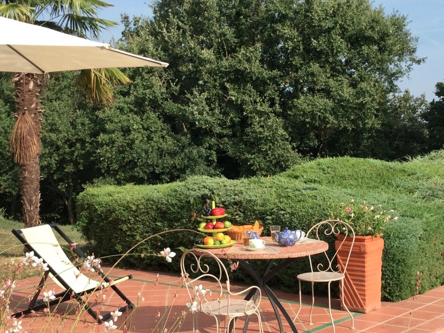 Près de la piscine, le petit déjeuner