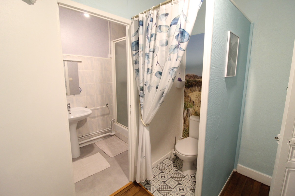 Salle d'eau avec wc - Chambre d'hôtes au cœur des Vosges et proche de l'Alsace