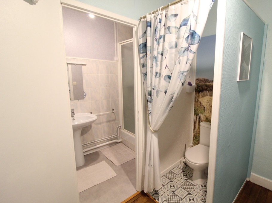 Salle d'eau avec wc - Chambre d'hôtes au cœur des Vosges et proche de l'Alsace