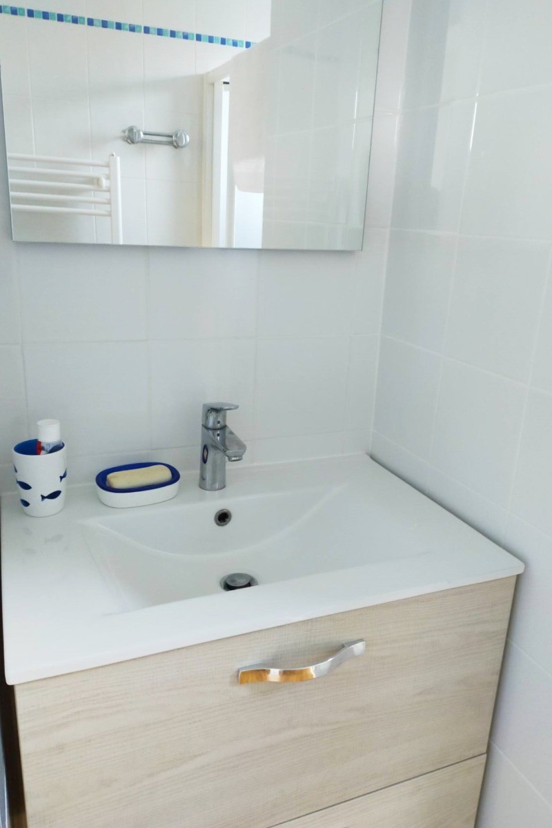 Deux salles d'eau avec douche, l'une au RDC, l'autre à l'étage, communicante avec 1 chambre.