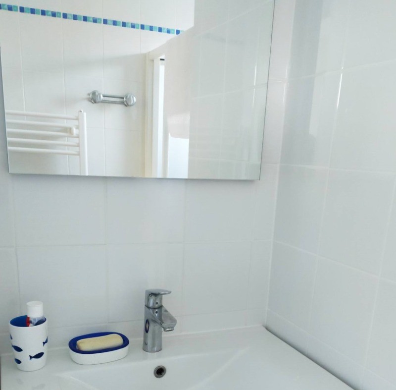 Deux salles d'eau avec douche, l'une au RDC, l'autre à l'étage, communicante avec 1 chambre.