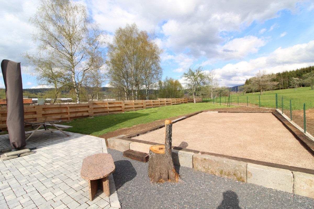 Jardin clos et son terrain de boules - Halte 19