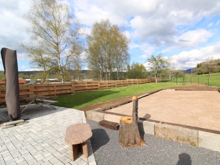 Jardin clos et son terrain de boules - Halte 19