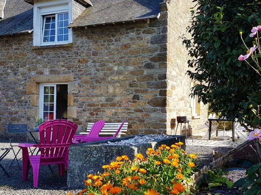 Façade et entrée de la maison, ancienne longère.Crédits photo : Clévacances Ille-et-Vilaine