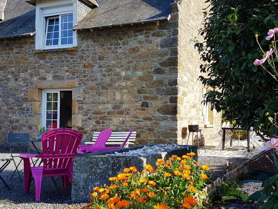 Façade et entrée de la maison, ancienne longère.Crédits photo : Clévacances Ille-et-Vilaine