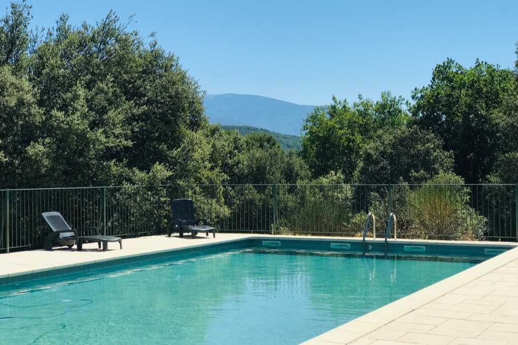 Vue sur le Mont Ventoux depuis la piscine