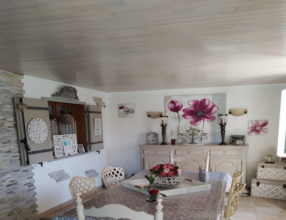 Séjour décoré avec soins.