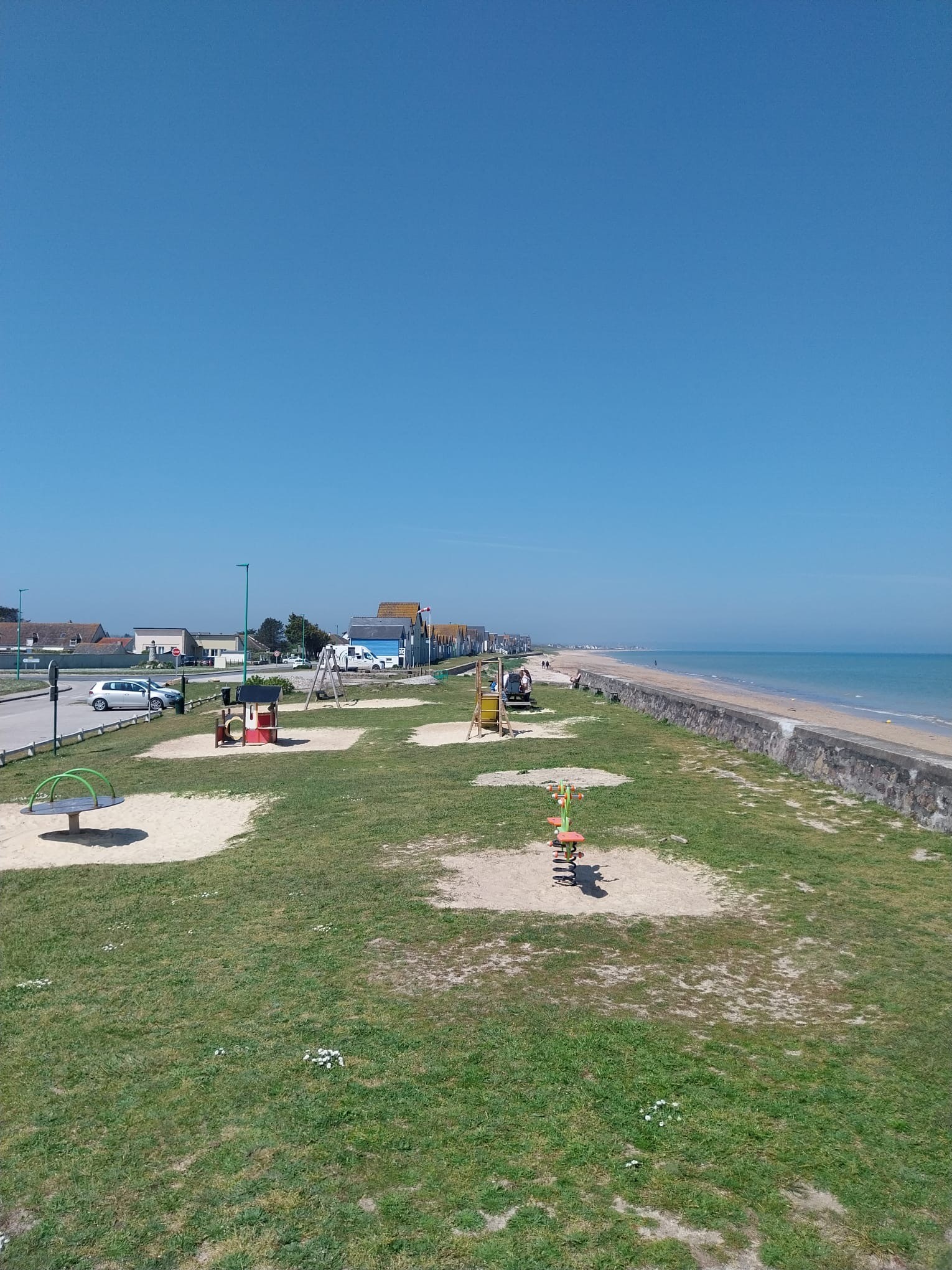 Deux aires de jeux à 300 et 400m des gîtes