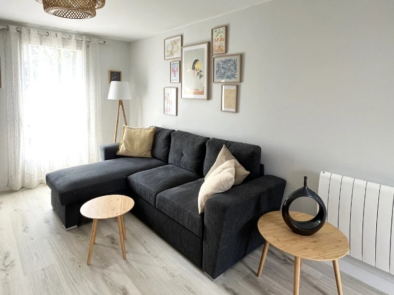 Au rez-de-chaussée, coin salon à l'entrée de la grande pièce de vie, avec coin séjour et coin cuisine toute aménagée.