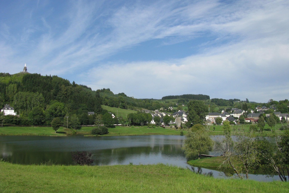 LA TOUR D'AUVERGNE  avec son plan d'eau en été à 1,5 km