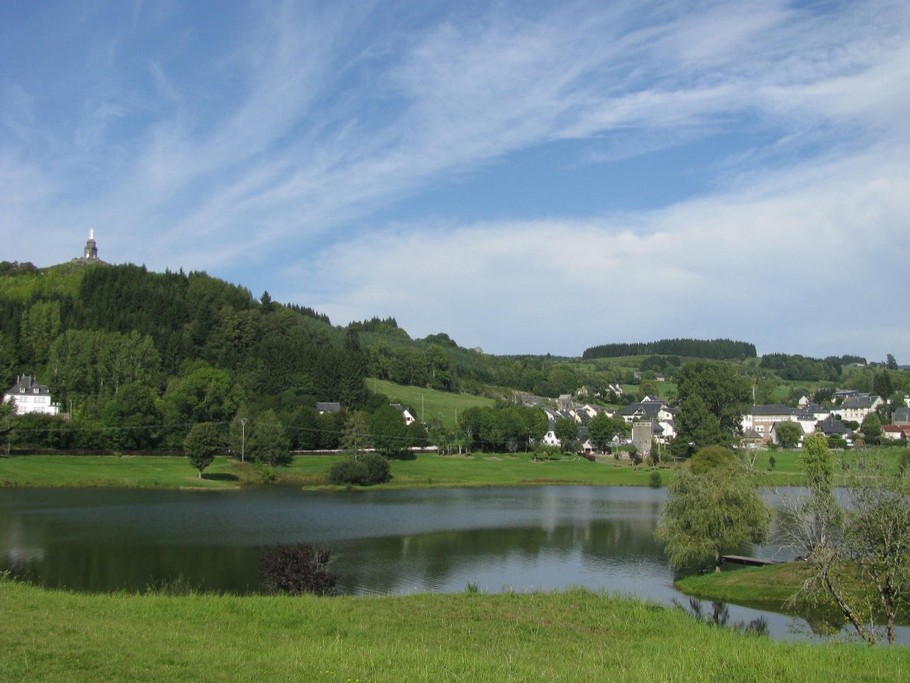 LA TOUR D'AUVERGNE avec son plan d'eau en été à 1,5 km