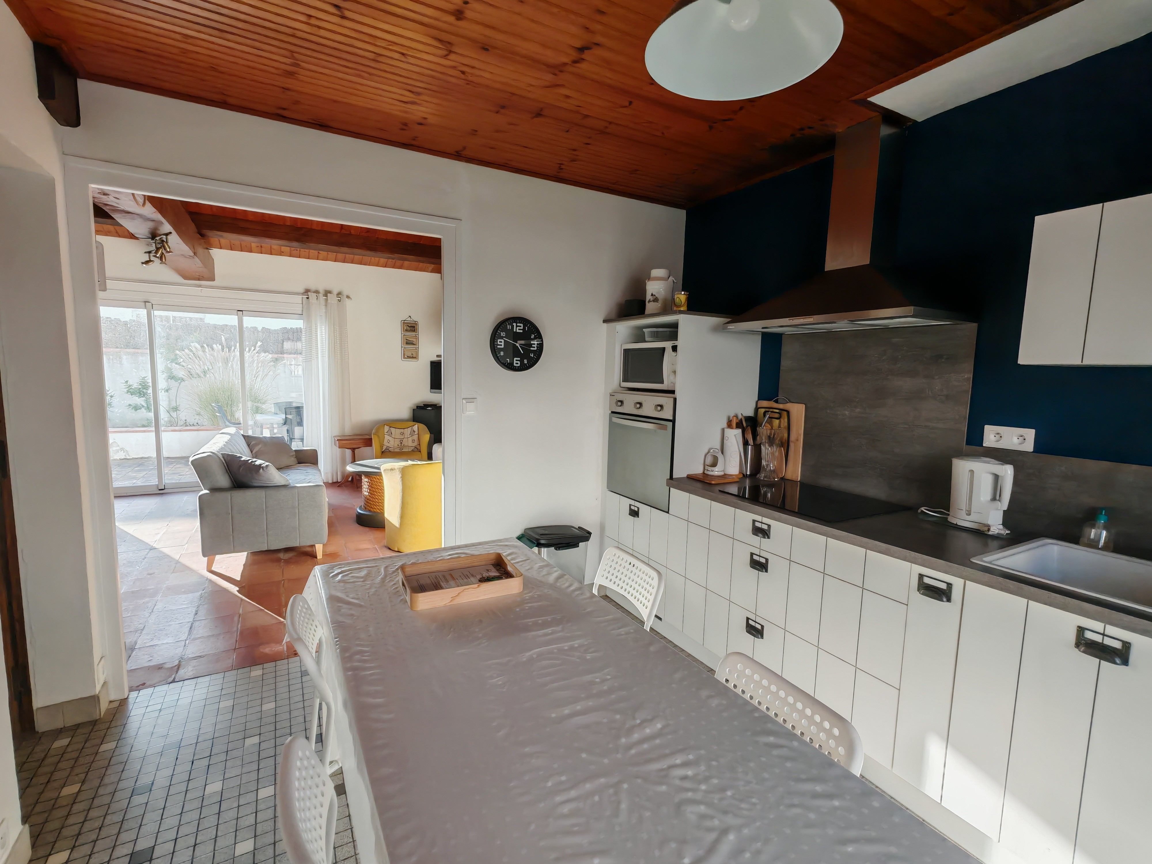 Cuisine avec vu sur le salon