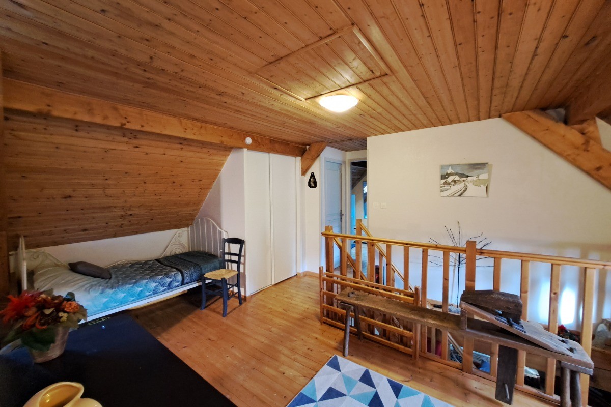 Autre vue de la mezzanine avec un petit lit.