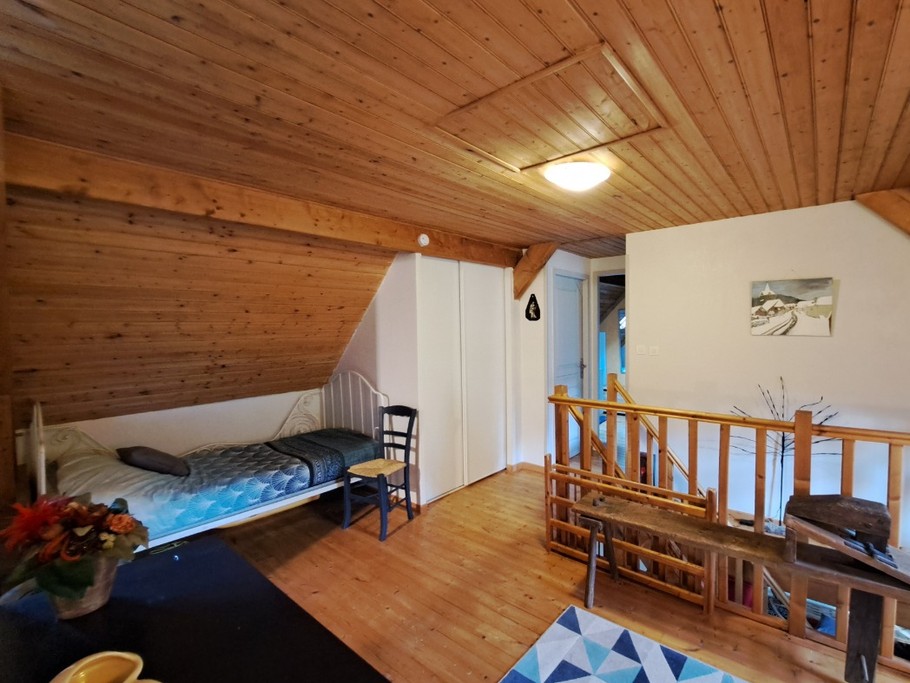 Autre vue de la mezzanine avec un petit lit.