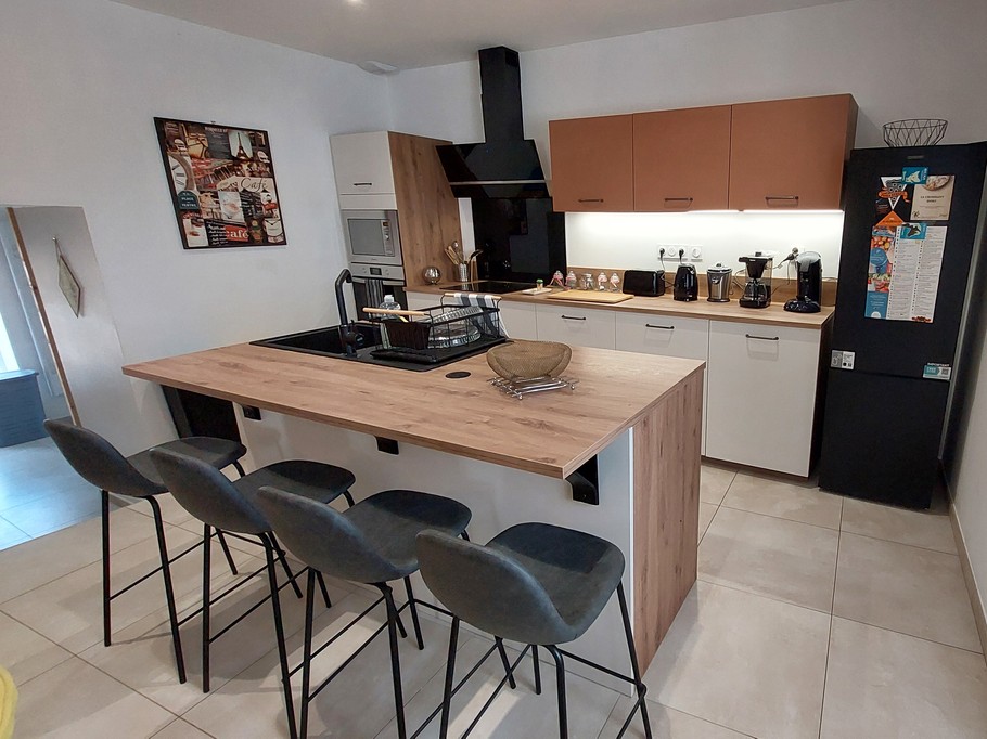 Cuisine lumineuse avec plan bar