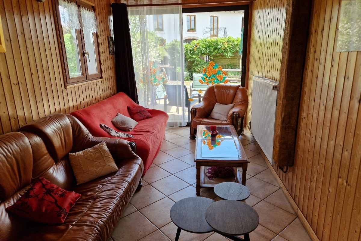 Salon au Rez-de-Chaussée avec vue sur la terrasse - Gîte des 4 vents à Girmont - Val d'Ajol dans les Vosges