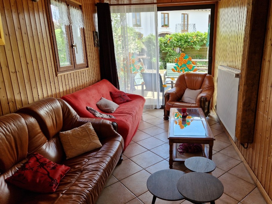 Salon au Rez-de-Chaussée avec vue sur la terrasse - Gîte des 4 vents à Girmont - Val d'Ajol dans les Vosges