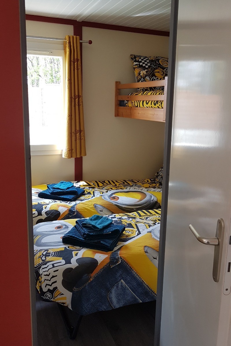 La seconde chambre indépendantes avec 3 lits de 80cm - Chalet Le Triskell de la Baie