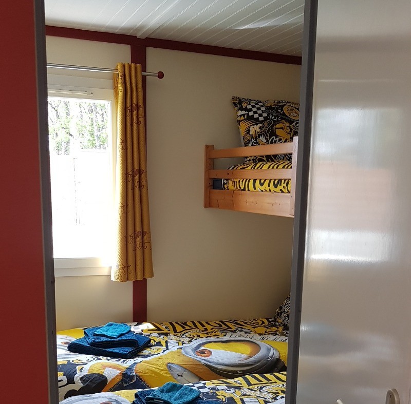 La seconde chambre indépendantes avec 3 lits de 80cm - Chalet Le Triskell de la Baie