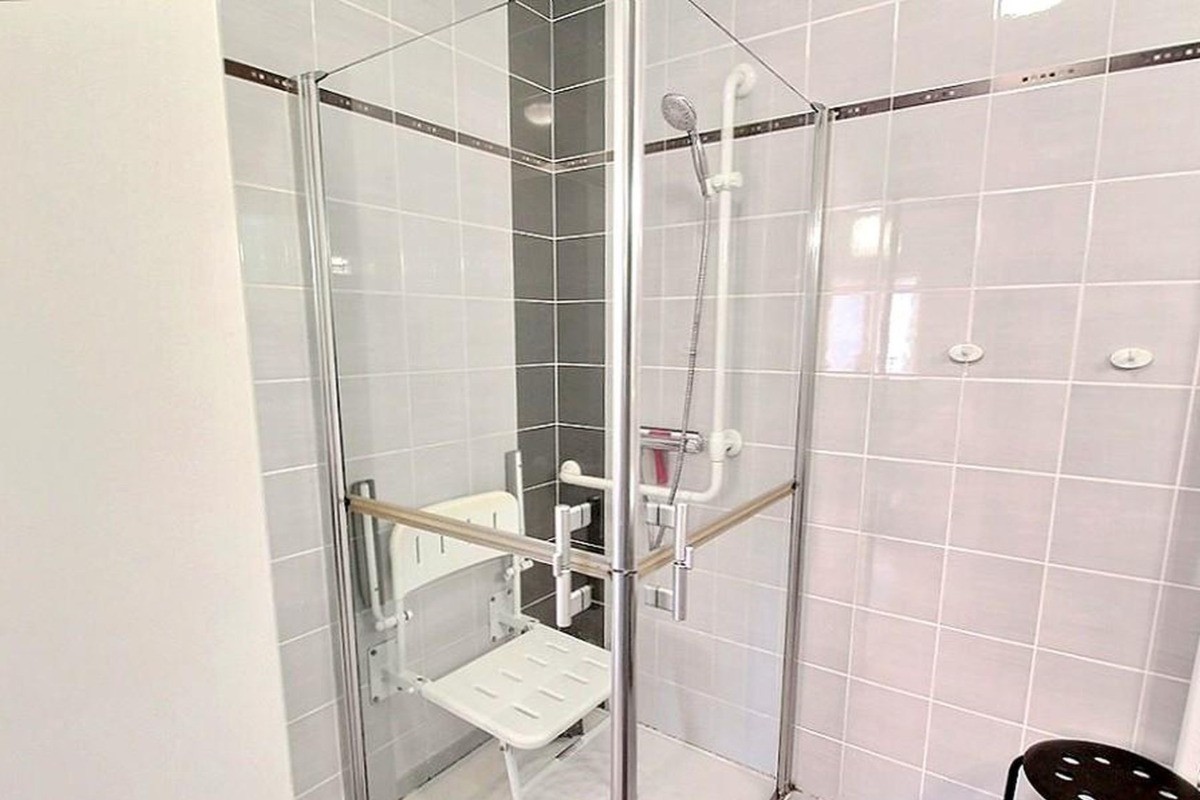 Cabine de douche salle d'eau rez-de-chaussée