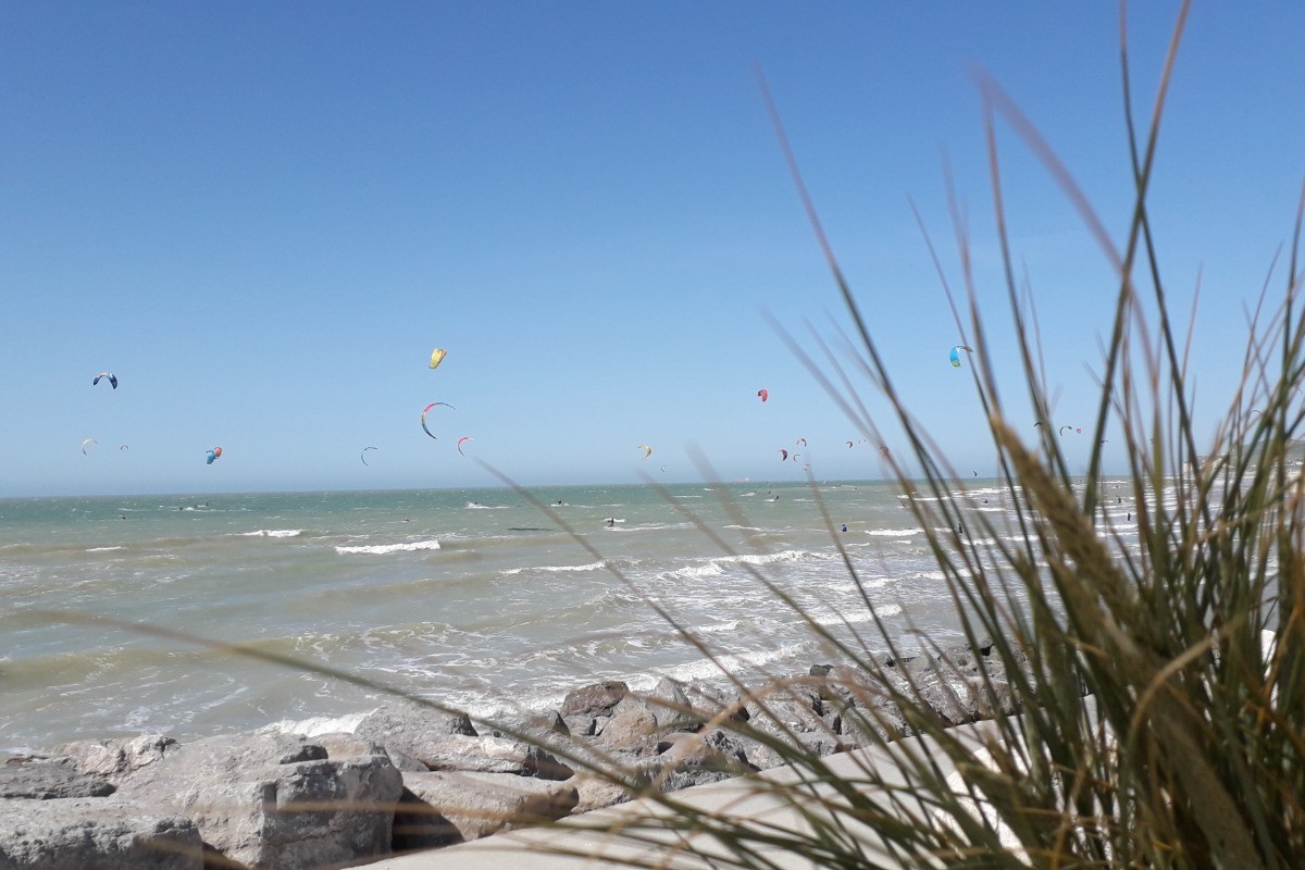 Les passionnés de  kite surf sur la plage de Wissant