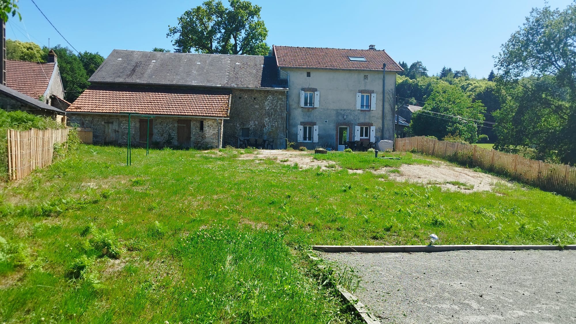 Philomène Holiday Cottage, Saint Léger la Montagne, Haute-Vienne: The holiday cottage as seen from the garden