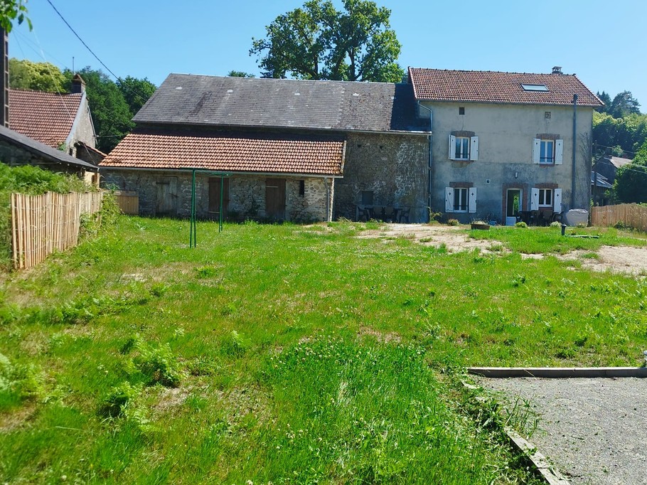 Philomène Holiday Cottage, Saint Léger la Montagne, Haute-Vienne: The holiday cottage as seen from the garden