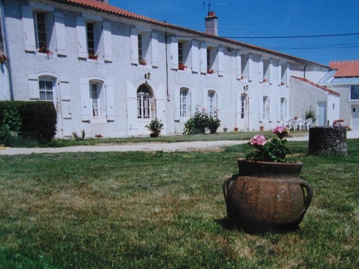 Le Logis des Granges avec 5 chambres d'hôtes et un gîte près de Surgères en Charente maritime