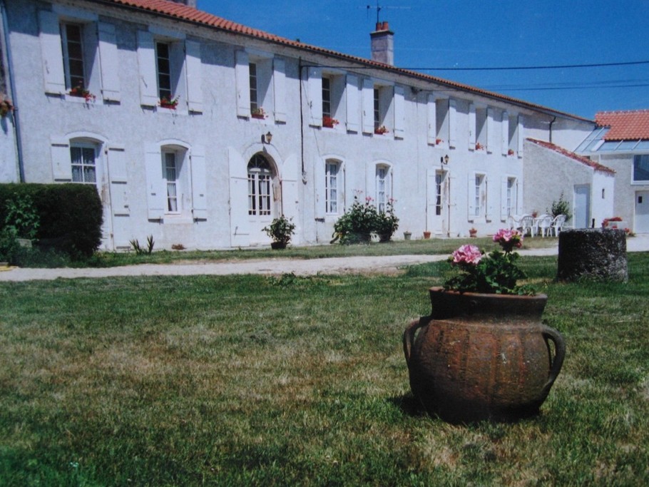 Le Logis des Granges avec 5 chambres d'hôtes et un gîte près de Surgères en Charente maritime