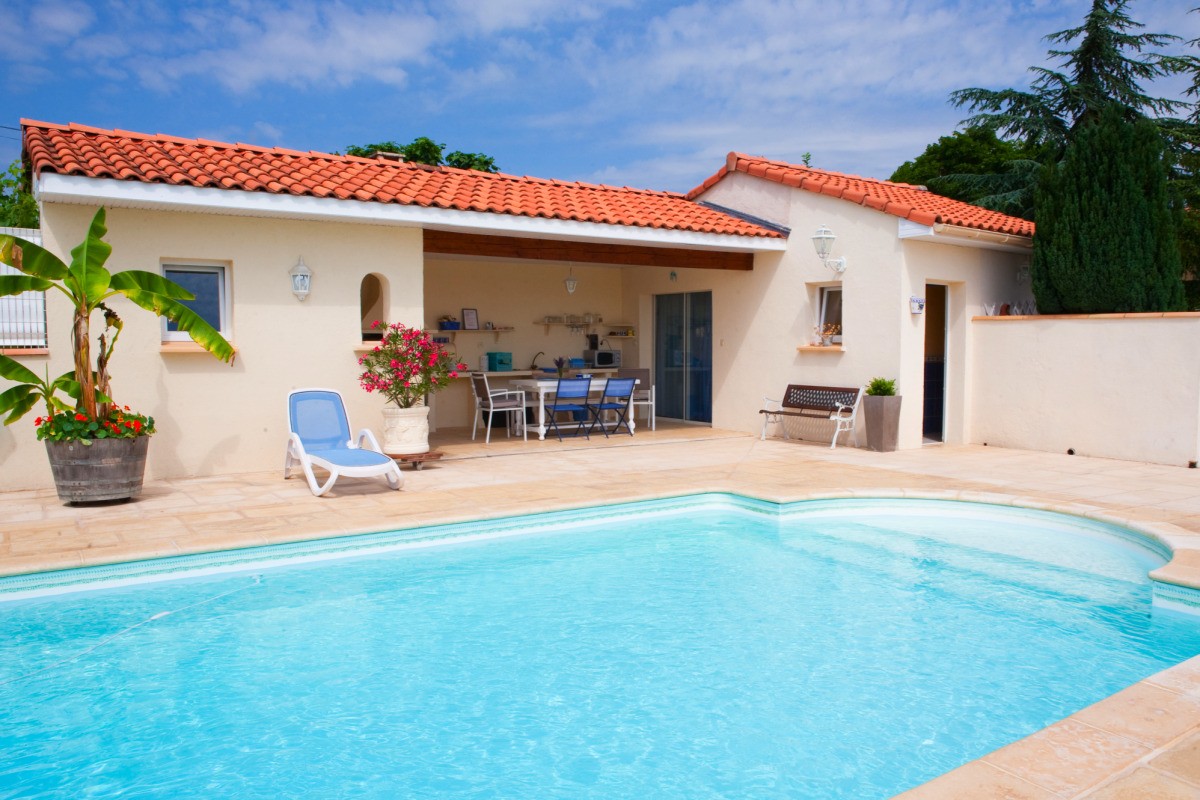 Partie commune avec piscine, coin repas, wc douches à 300 mètres du gîte