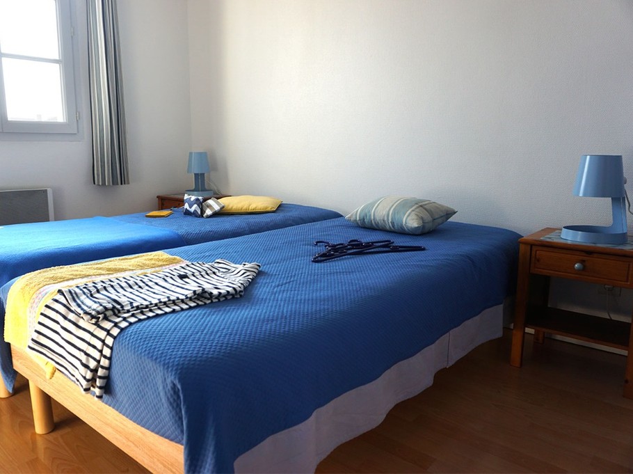 Bright room with 2 x 90cm beds