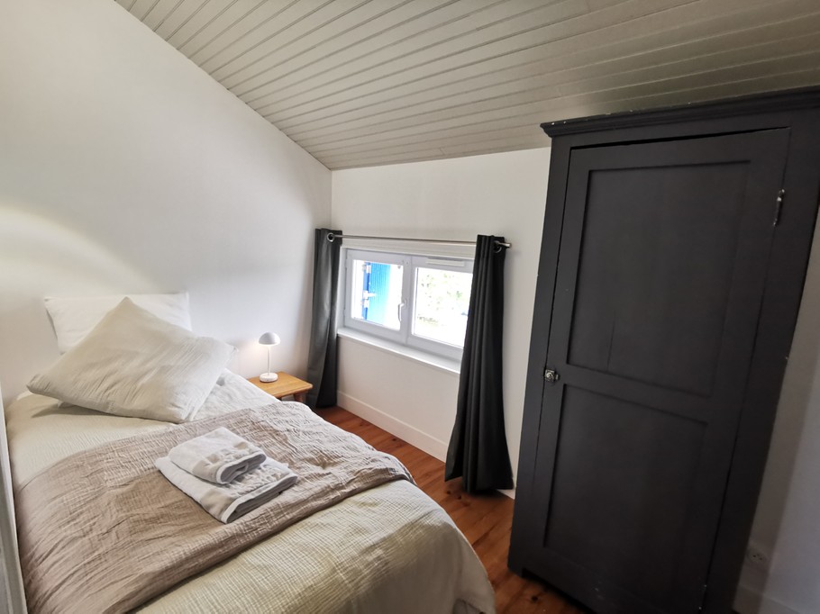 Bedroom with bed 90 floor
