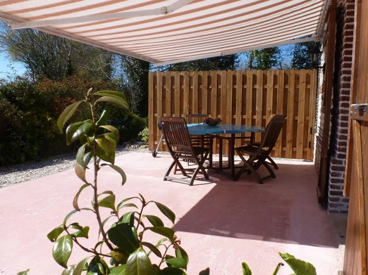 Terrasse plein sud et barbecue, transats