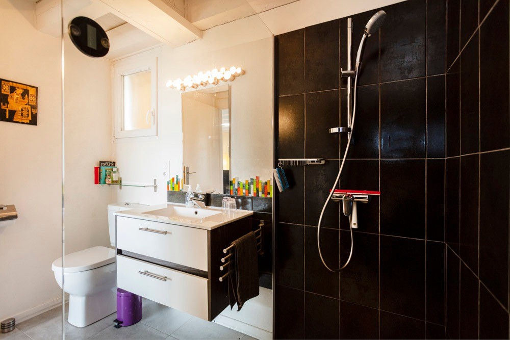 Salle d'eau avec douche à l'italienne